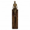 FIGURA HOMBRE DESNUDO SENTADO SOBRE PEDESTAL RESINA BRONCE 10X7X32 CM.